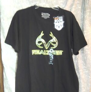 NWT Mens, Black, Real Tree gray camo logo trimmed in yellow tee, size L